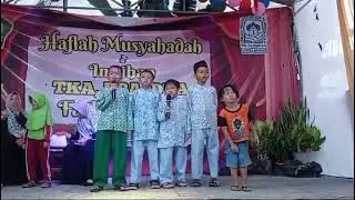 Bajunya bebas bisa batik biru bisa batik hijau aa rafa pake btik hijau TPA B