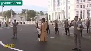 золотая статуя Алабая в Туркменистане