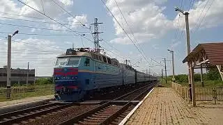 Електровоз ЧС7-112 з пассажирським потягом прямує перегоном.
