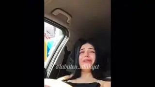 Девушка плачет из за iPhone