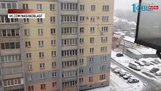 Ребенок выбросил посуду из окна