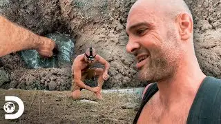 Cava un pozo en la tierra para filtrar agua | Desolado con Ed Stafford | Discovery Latinoamérica