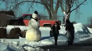 Прикол)ПУГАЮЩИЙ СНЕГОВИК!!!