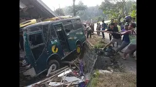 KECELAKAAN  BUS REM BLONG, TABRAK RUMAH WARGA SEKITARAN JALAN BARU SAGARANTEN