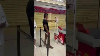 Кассир возмущается потому что зашли в магазин в панталонах 😂 