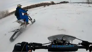 Устроили гонки на сноубайках
