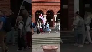 Крестный ход вокруг Красного Костёла в Минске. Без автозаков, конечно, не обошлось.