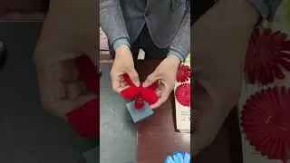 Так это делают в Китае. Продавец собирает цветок на рынке! 🌸