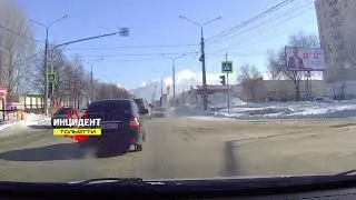 Тонированный Toyota Land Cruiser едет на красный