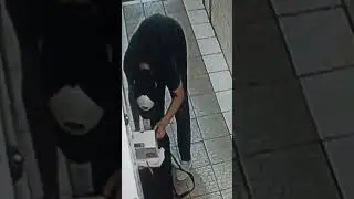 Вопрос: Зачем доставщик руками залез в [чужой] заказ? | Кто знает