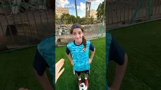 БУТСЫ РВУТСЯ ОТ ЕЕ УДАРОВ!