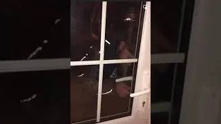 Муж пытается открыть дверь 
