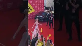 Клава Кока разрывает красную дорожку на муз тв