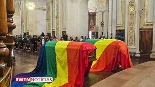 Arzobispo justifica colocación de banderas LGBT sobre ataúdes en catedral mexicana