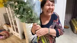 Мое день рождения! Приехали гости ! Много подарков! Включили свет