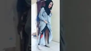 Gadis Cantik berjilbab Belajar Jalan Pakai Kaki Palsu