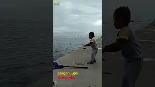 anak kecil mancing d laut ni bos 🤭