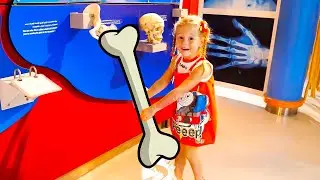 Nastya y papá se divierten en el museo