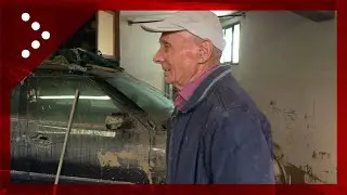 Alluvione Montemurlo (Prato), un abitante mostra i danni nel suo garage: 