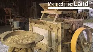 Alte Maschinen -  Schrotmühle mit einem ausgebautem Trekkermotor betreiben