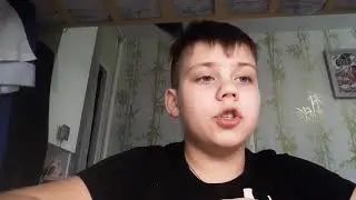Собирают Три кубика рубика 2на2, 3на3 и пирамидка