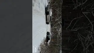 Кибер трак тянет пикап колеса которого вращаются назад