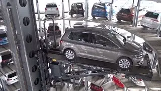 Вольфсбург — робот складирует автомобили в башне, самый крупный завод фольксваген в мире