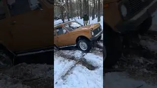 Нива едет  