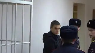 Олега Ладыкова ведут в зал суда для оглашения приговора