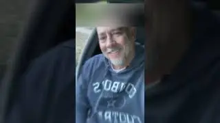 Олень застрял рогами в дереве и мужчина спас его жизнь