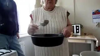 Бабушка Рая греет на плите гречу