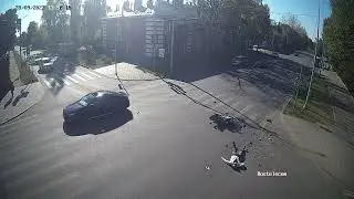 Мотоциклист на большой скорости врезается в УАЗ