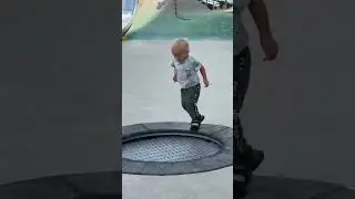 Тимофей выполняет пряжки на батуте ))
