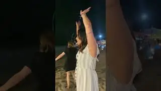 Asyik di pantai 