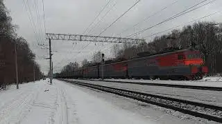 Электровоз ВЛ11-302Б/306 с грузовым поездом прибывает на станцию Бескудниково