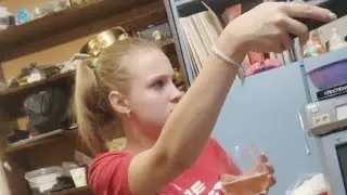 ПЬЯНЫЕ ДЕВКИ ПОЮТ В КАРАОКЕ И ПЬЮТ ШАМПАНСКОЕ