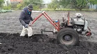 Вспашка огорода мотоблоком с плугом.