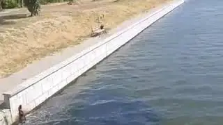 В центре Астрахани в реку Кутум сливают грязную воду