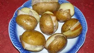 Печеная картошка с салом в фольге.