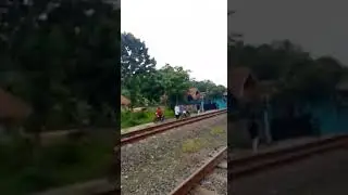 Detik - detik truk dihantam kereta api