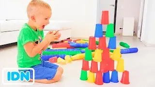 Vlad, Nikita dan Mom Play dengan cangkir berwarna
