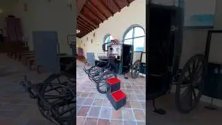 Пока гид отвернулся, можно разглядеть карету 19 века. Часть 1