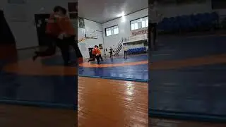 Руки снизу защита Рома в деле.