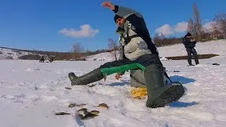 Безмотылка курит, а мотыль рулит! Ловля ерша и окуня на мотыля зимой на пруду