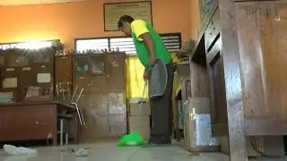 'Memilukan' Penjaga Sekolah Terpaksa Tinggal di Sekolah - NET YOGYA