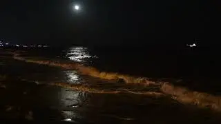 Волны и Луна в парке Дасуди. Лимасол. Кипр.