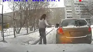 Хамка на дороге!!! Офигевшая телка!