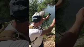 Дикий пляж с крутой лестницей в Голубой бухте Геленджика