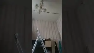 падает потолок