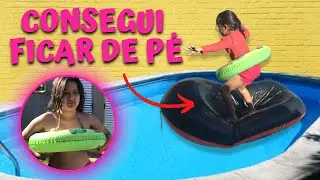 DESAFIO DA PISCINA: Quem conseguir pegar mais blocos GANHA! | Fiquei em pé em cima da boia